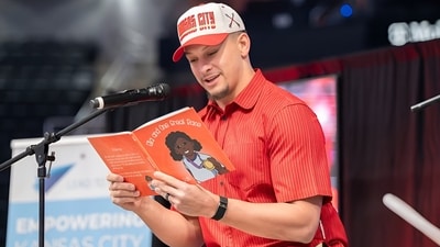 Patrick Mahomes leads reading rally for 3,000 kids while recovering from major injury