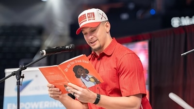 Patrick Mahomes gives thumbs up as Chiefs draft LSU star Mansoor Delane at No. 6