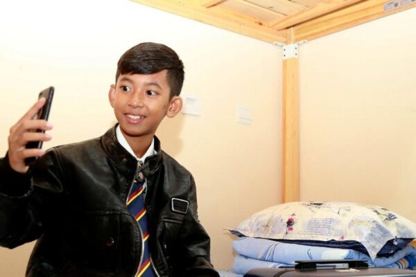 14-year-old boy selling postcards outside Angkor Wat who spoke 12 languages is now living an entirely different life |
