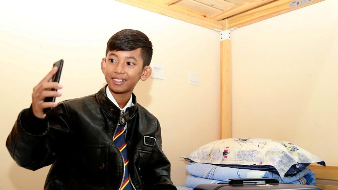 14-year-old boy selling postcards outside Angkor Wat who spoke 12 languages is now living an entirely different life |