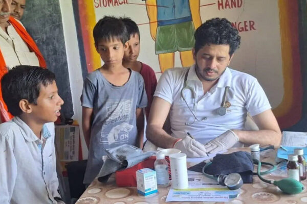 “I couldn't save my mother": This Bihar doctor has treated 50,000 patients free, takes no donation, and why Amitabh Bachchan wanted to meet him