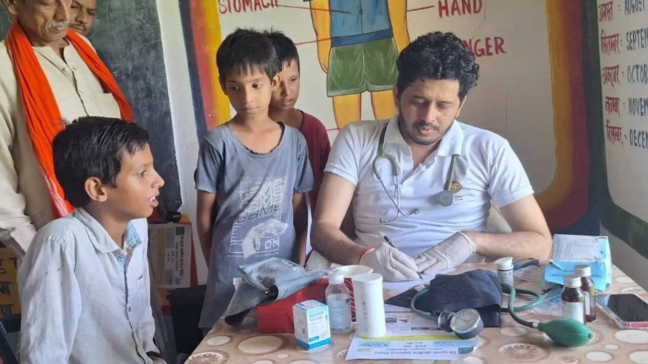 “I couldn't save my mother": This Bihar doctor has treated 50,000 patients free, takes no donation, and why Amitabh Bachchan wanted to meet him