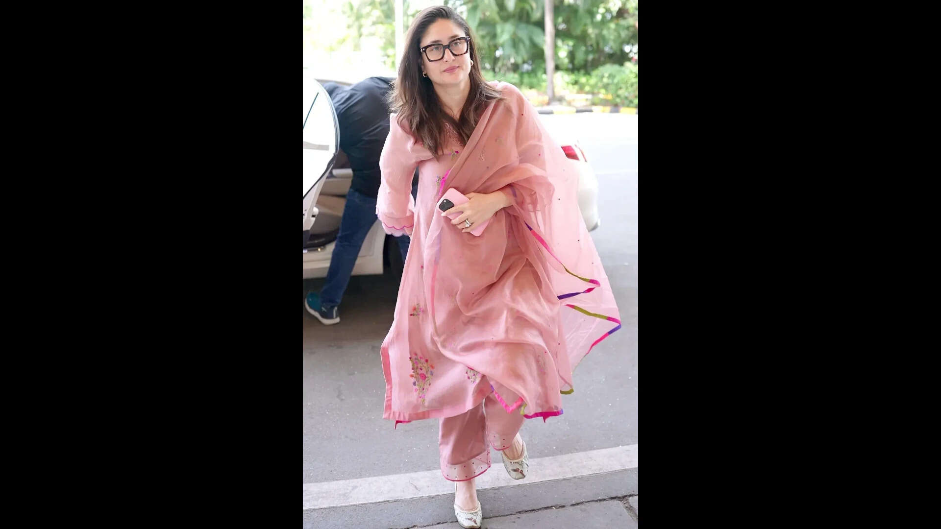 Kareena Kapoor Khan keeps it chic in a pink embroidered ethnic look at the airport |