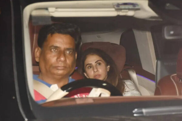 Asha Bhosle's mortal remains brought to her home, CM Devendra Fadnavis pays last respects, Vidya Balan, Shabana Azmi, Javed Akhtar visit - PICS inside |