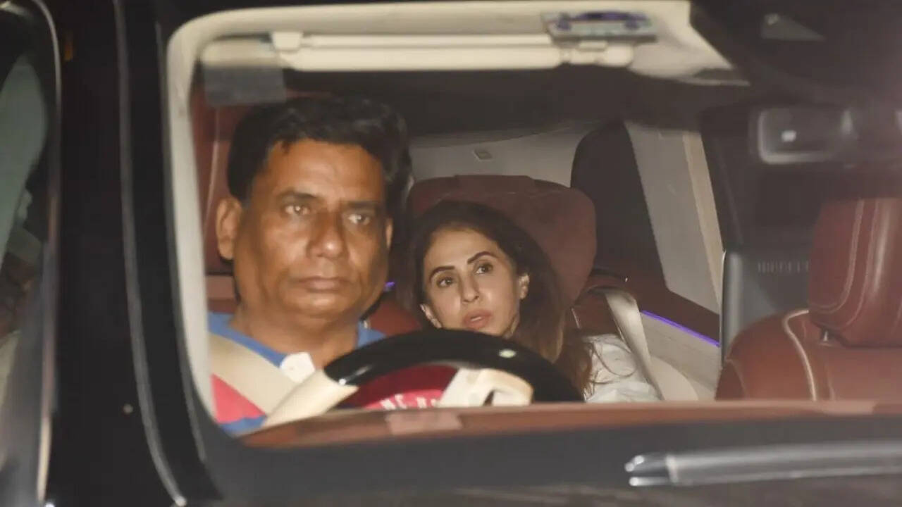 Asha Bhosle's mortal remains brought to her home, CM Devendra Fadnavis pays last respects, Vidya Balan, Shabana Azmi, Javed Akhtar visit - PICS inside |