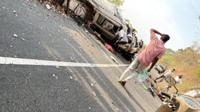 Eight tourists from Kerala die in accident on Valparai ghat road | Coimbatore News