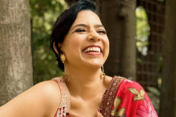 Rajshri Deshpande flaunts her scars from breast cancer surgery, netizens laud her spirit: 'To every woman dimming her light..' | Hindi Movie News