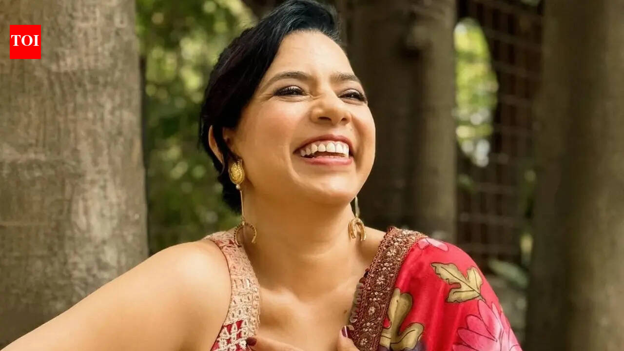 Rajshri Deshpande flaunts her scars from breast cancer surgery, netizens laud her spirit: 'To every woman dimming her light..' | Hindi Movie News