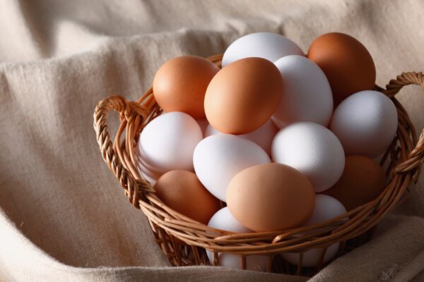 How long can fresh eggs stay out of the fridge at home |