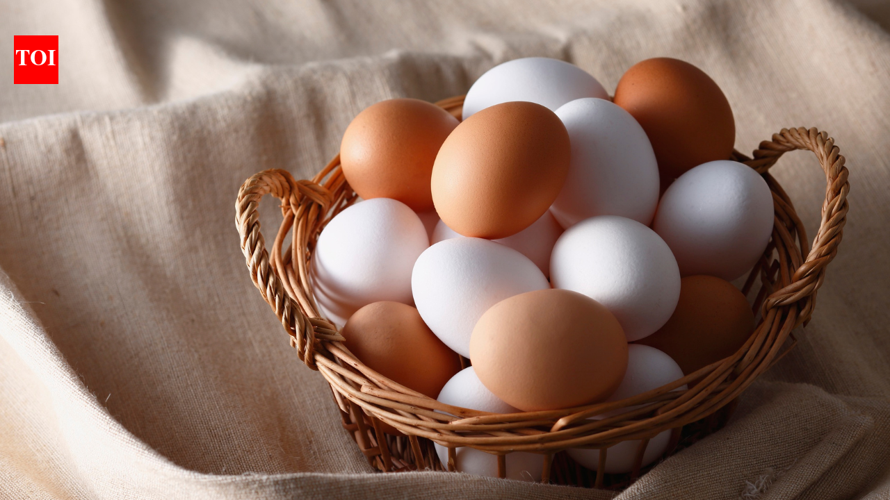 How long can fresh eggs stay out of the fridge at home |