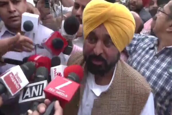 Punjab CM leaves for Delhi, will meet President Murmu to raise issue of AAP MPs moving to BJP