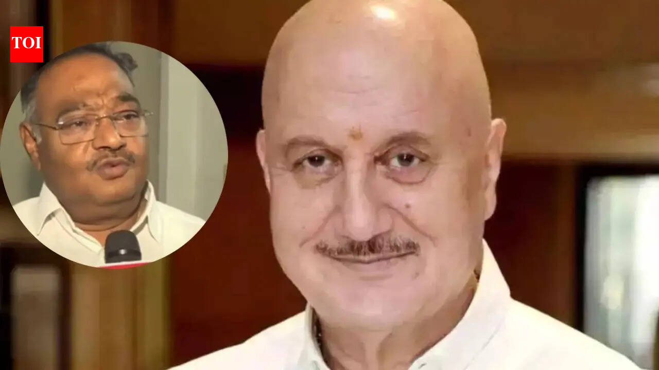 Samik Bhattacharya: 'Anupam Kher ke sar pe baal aajayenge lekin TMC..', the actor hilariously reacts to Samik Bhattacharya's jibe: 'Maine kya bigada?' | Hindi Movie News