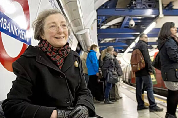 “Love really lives in the smallest things.” The heartbreaking reason this woman went to a London station every day after her husband died