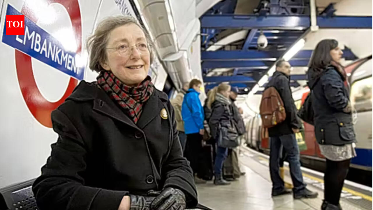 “Love really lives in the smallest things.” The heartbreaking reason this woman went to a London station every day after her husband died
