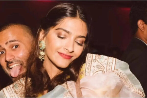 Sonam Kapoor shares RARE family picture with romantic note for Anand Ahuja on their 8th wedding anniversary 'There’s nobody else' |