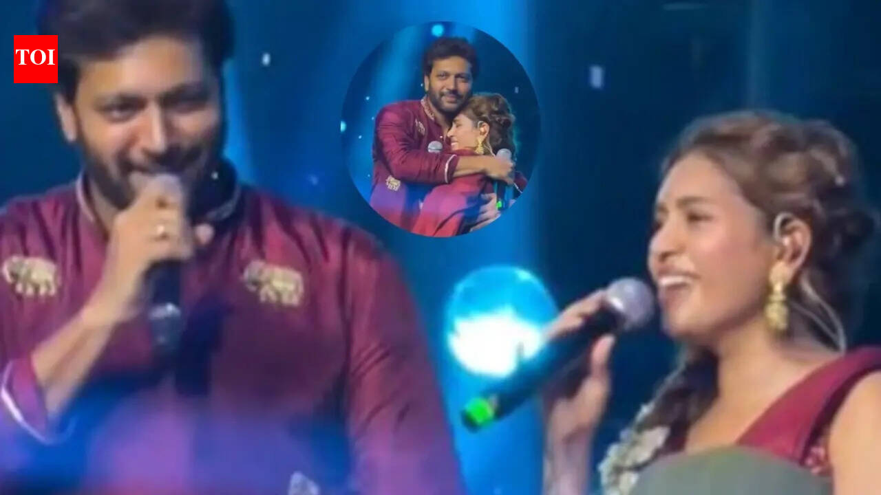 Ravi Mohan hugs Kenishaa after romantic song performance on stage: adorable expressions by 'Parasakthi' actor caught on camera | Tamil Movie News