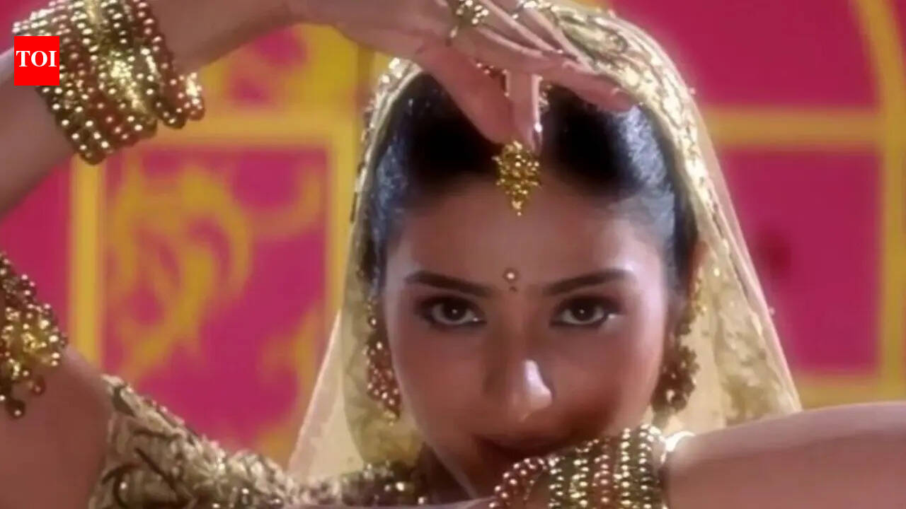 Tabu gifted gold bangles to Saroj Khan, gold chain and bracelet to her assistants after finishing the shoot for 'Rang De' song, recalls dance artiste