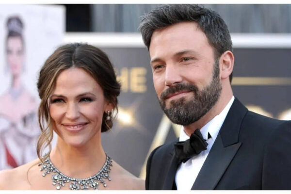 Jennifer Garner and ex-husband Ben Affleck REUNITE; former couple twin in blue on day out in Los Angeles - PICS | English Movie News
