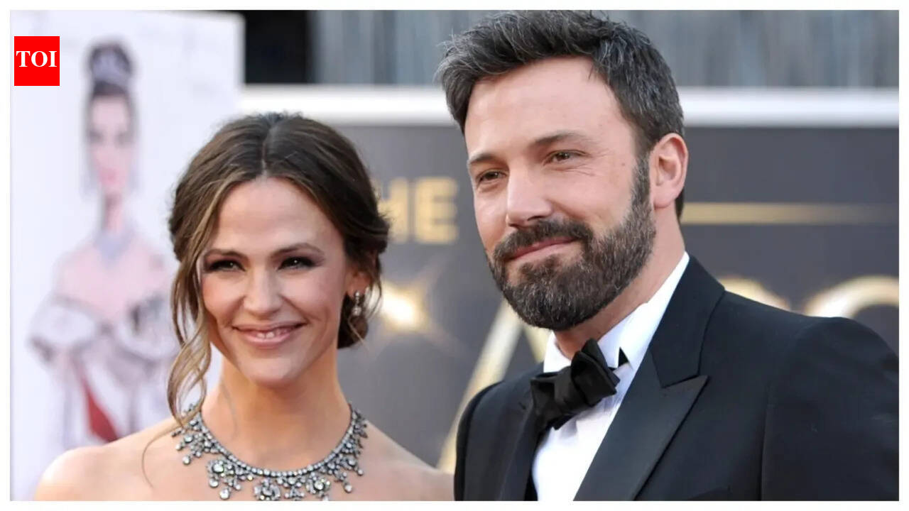 Jennifer Garner and ex-husband Ben Affleck REUNITE; former couple twin in blue on day out in Los Angeles - PICS | English Movie News