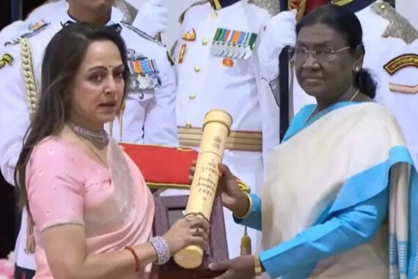 Hema Malini accepts Dharmendra's posthumous Padma Vibhushan from President Droupadi Murmu; daughter Ahana gets teary eyed | Hindi Movie News
