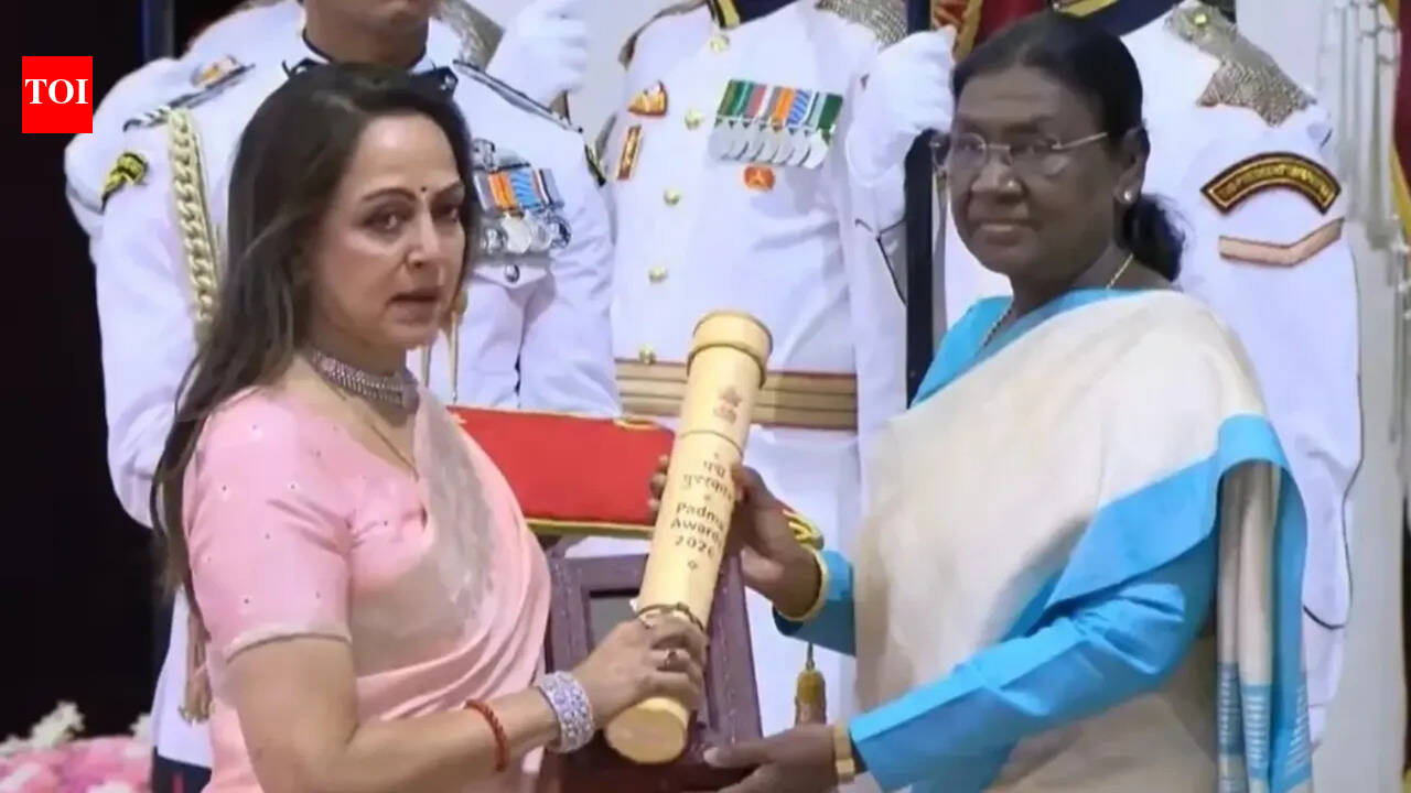 Hema Malini accepts Dharmendra's posthumous Padma Vibhushan from President Droupadi Murmu; daughter Ahana gets teary eyed | Hindi Movie News
