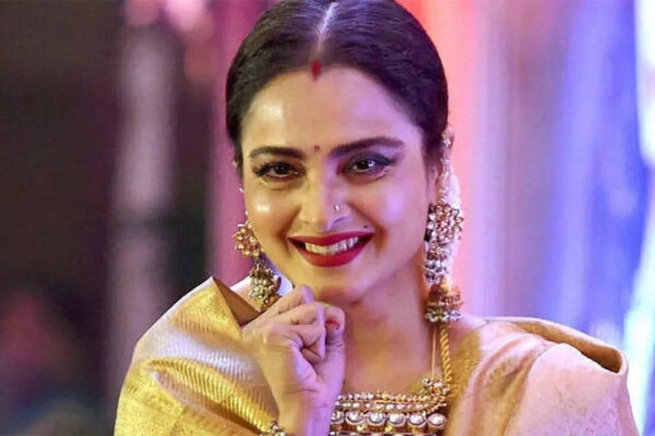 Rekha’s old airport video of ignoring a fan who waited 6 hours sparks intense social media debate - Watch |