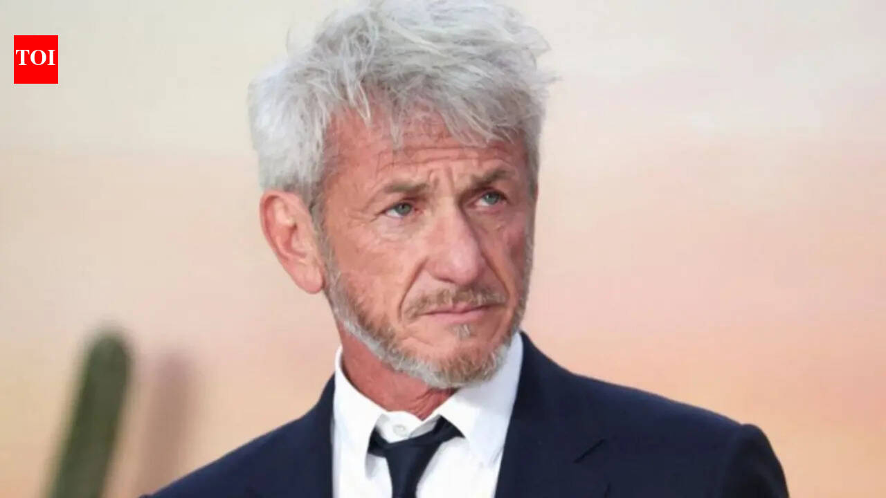 Sean Penn Quote: Quote of the day by Sean Penn: 'Turning one's back on stardom might be the highest form of common sense' |