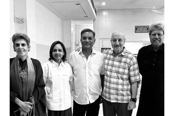 Cricket legends Kapil Dev and Madan Lal attend Anupam Kher’s play in Delhi: 'These are the heroes we grew up cheering for' | Hindi Movie News