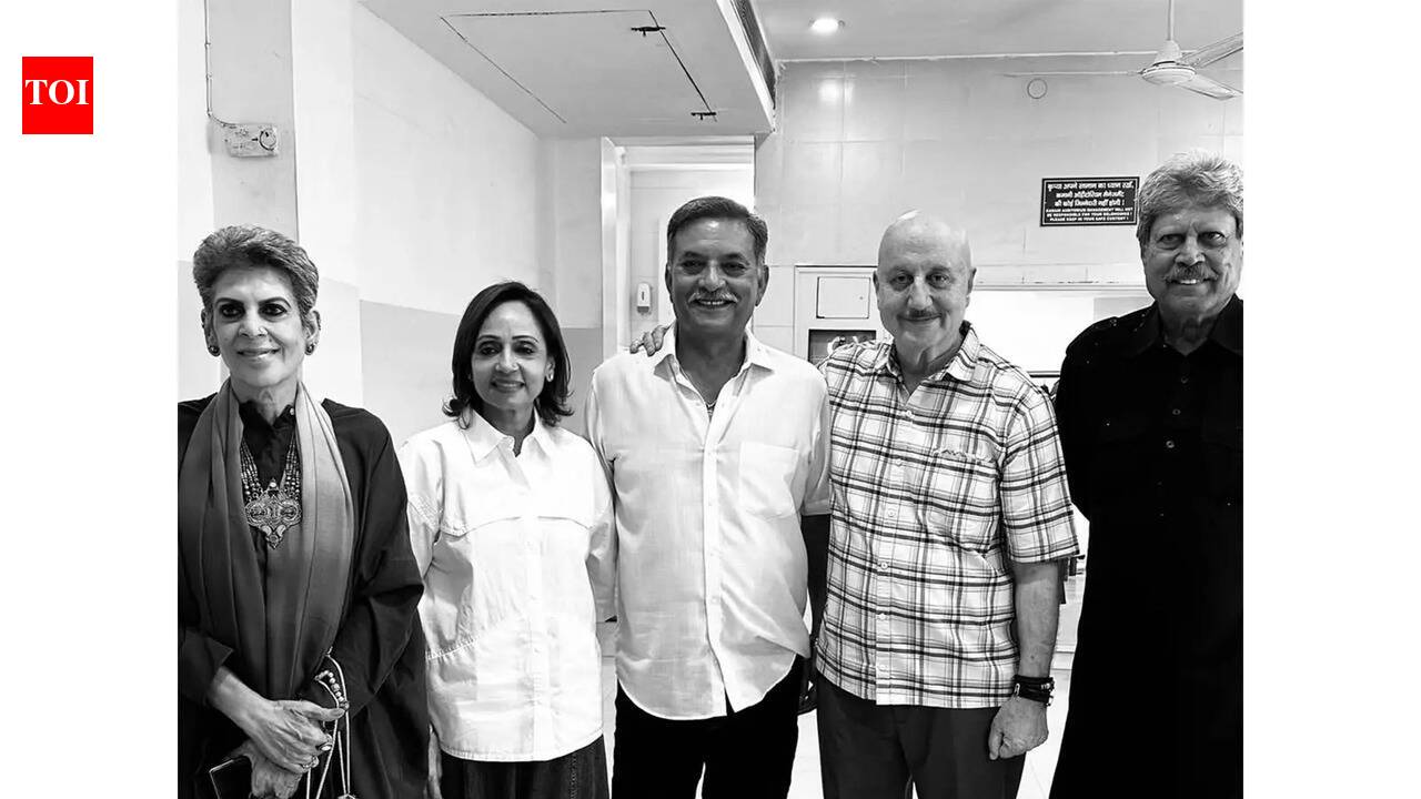 Cricket legends Kapil Dev and Madan Lal attend Anupam Kher’s play in Delhi: 'These are the heroes we grew up cheering for' | Hindi Movie News