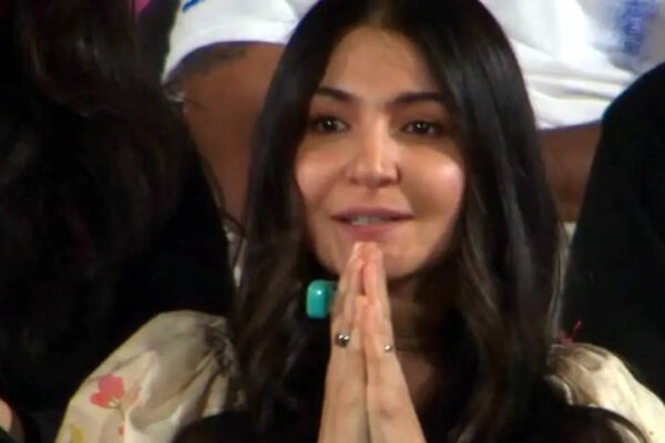 Anushka Sharma wears Radha Naam Jap counter in her finger during Virat Kohli's match; fans say "Look how she's praying for RCB"﻿ |