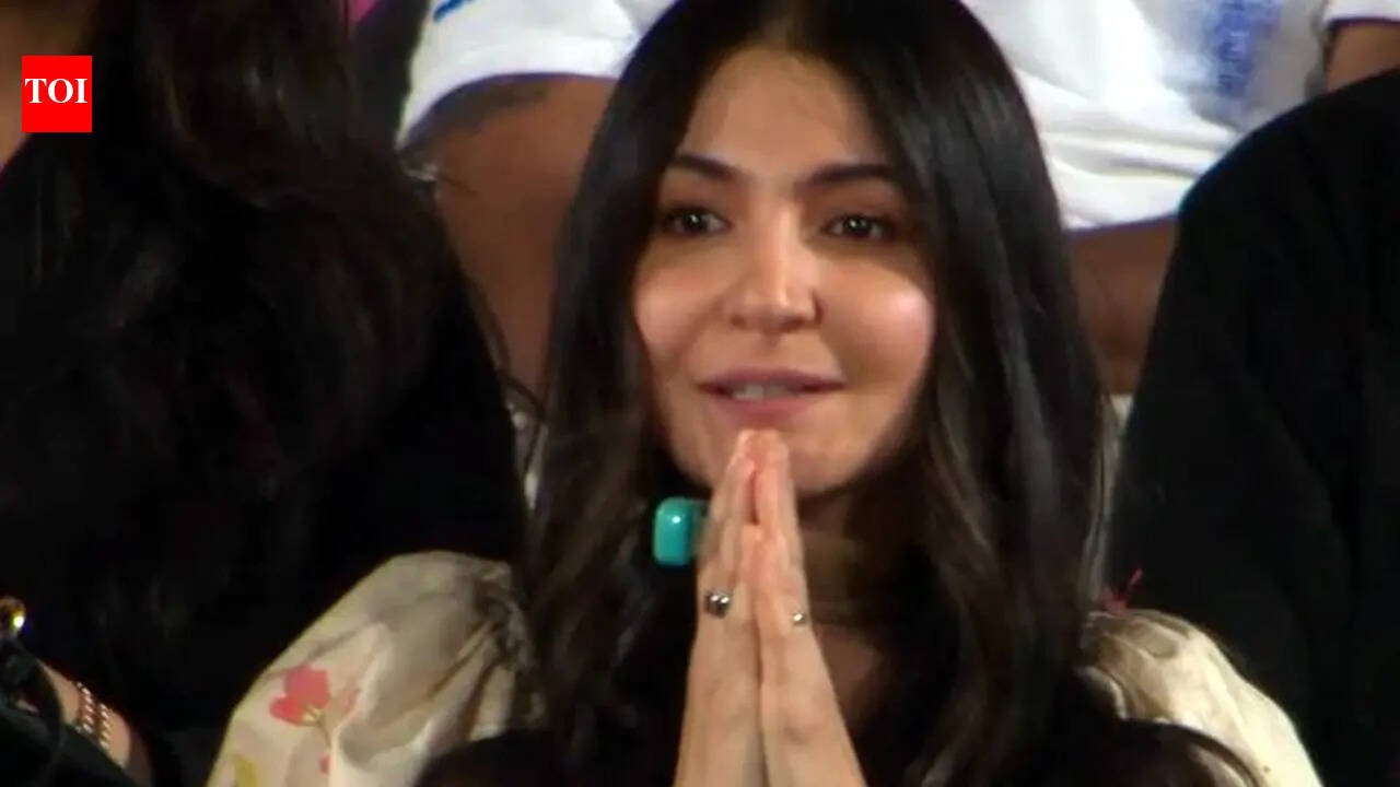 Anushka Sharma wears Radha Naam Jap counter in her finger during Virat Kohli's match; fans say "Look how she's praying for RCB"﻿ |