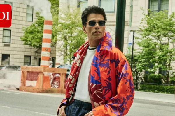 Karan Johar unfollows Shah Rukh Khan, Alia Bhatt, Kareena Kapoor and Manish Malhotra on Instagram; Priyanka Chopra still on list | Hindi Movie News