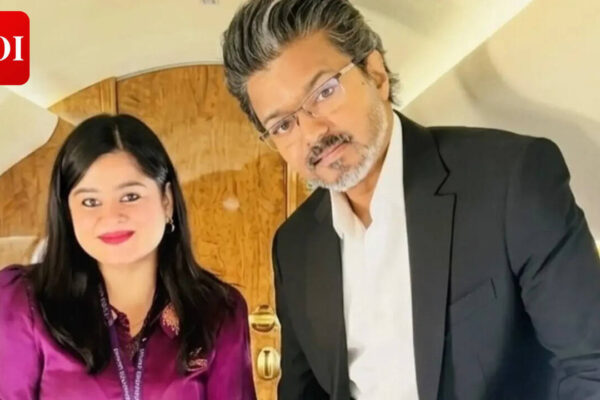 Vijay’s flight photo with an air hostess goes viral; Thalapathy’s simple gesture wins hearts | Tamil Movie News
