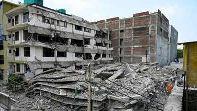 4 dead in south Delhi building collapse | Delhi News