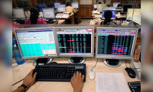 Market at Close | Hindalco, Reliance, BPCL lead market recovery; Sensex ends 118 points higher
