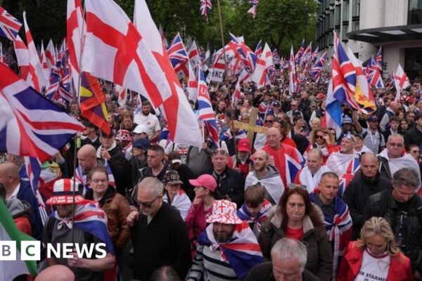 Tens of thousands join rival marches in London