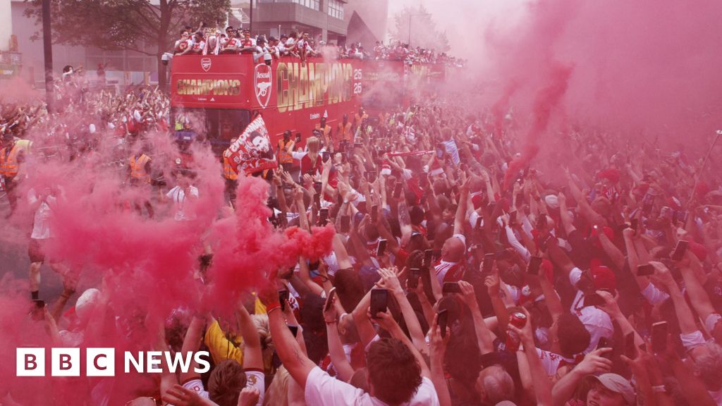 Arsenal fans turn streets red for victory parade