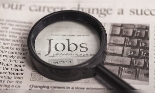 US April job growth tops forecast, adds 115,000 jobs