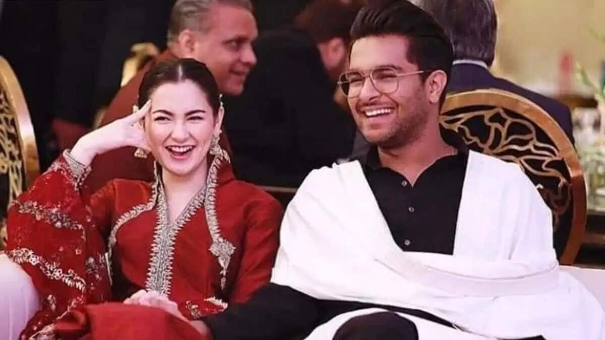 Is this a reunion clue? Hania Aamir wears a bandana embroidered with Asim Azhar’s name