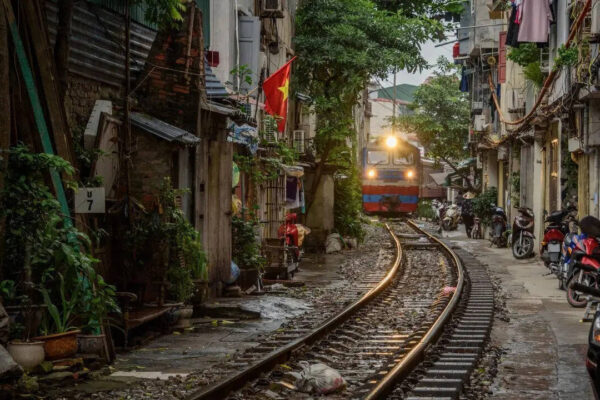 “In logo ko sharam nahi aati kya”: Indian tourists’ dance on Vietnam’s famous ‘Hanoi Train Street’ sparks online backlash