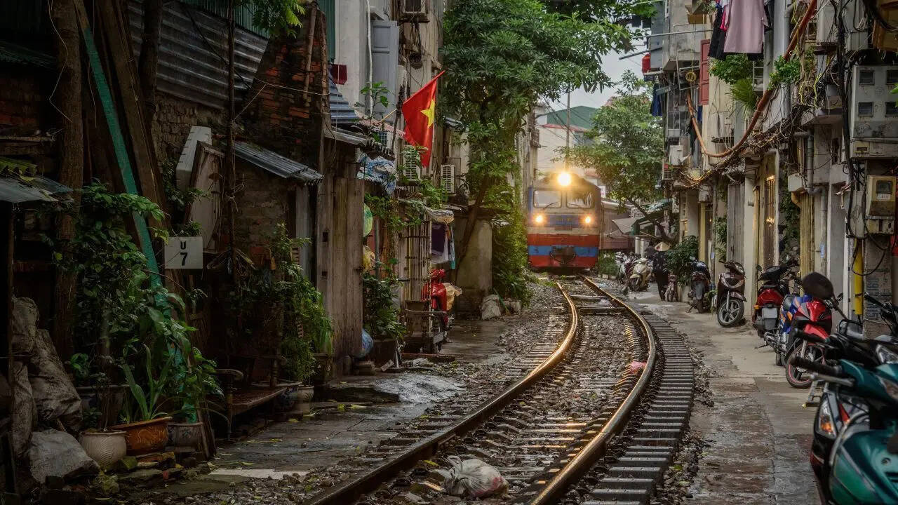 “In logo ko sharam nahi aati kya”: Indian tourists’ dance on Vietnam’s famous ‘Hanoi Train Street’ sparks online backlash