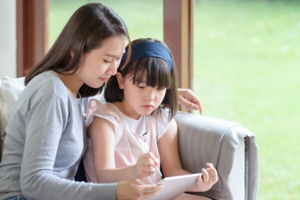 Psychiatrist reveals one thing parents should NOT do if they want to raise mentally strong kids: “You have to…”