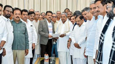Thaawarchand Gehlot: Karnataka governor Thaawarchand Gehlot accepts Siddaramaiah's resignation as CM, cabinet dissolved | India News