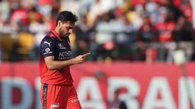 The ball that goes both ways: Sachin Tendulkar explains Bhuvneshwar Kumar's 'wobble' magic ahead of IPL final - Watch | Cricket News
