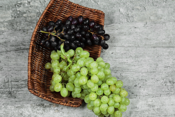 Green Grapes vs Black Grapes: Which has more antioxidants?
