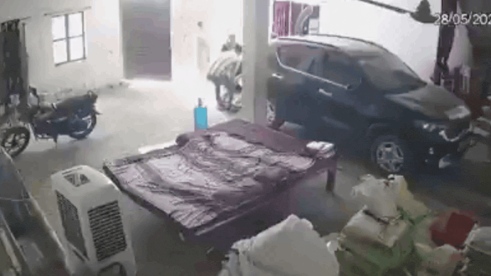 SP woman leader dragged by hair, 'beaten' inside house in UP; CCTV captures chilling attack | Lucknow News