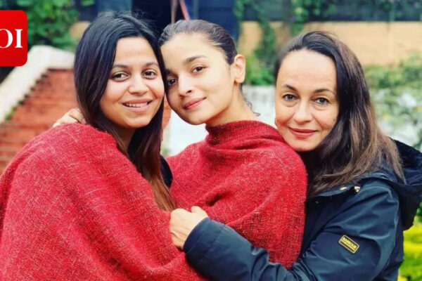Soni Razdan admits she's a 'worried mom' to Alia Bhatt and Shaheen Bhatt: 'I'll message them in the middle of the night' | Hindi Movie News