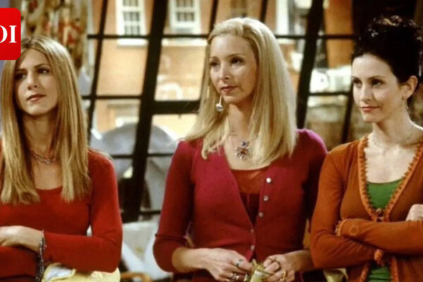 Lisa Kudrow: Jennifer Aniston and Lisa Kudrow Hint at Possible Friends Reunion Sitcom with Courteney Cox |
