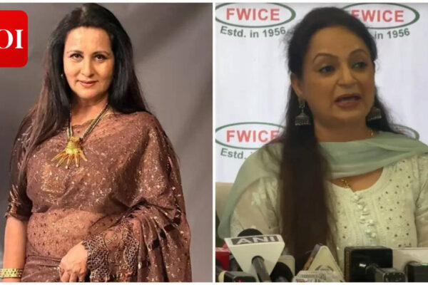 Poonam Dhillon expresses surprise over Upasana Singh’s presence at FWICE press conference amid Ranveer Singh's Don 3 row |