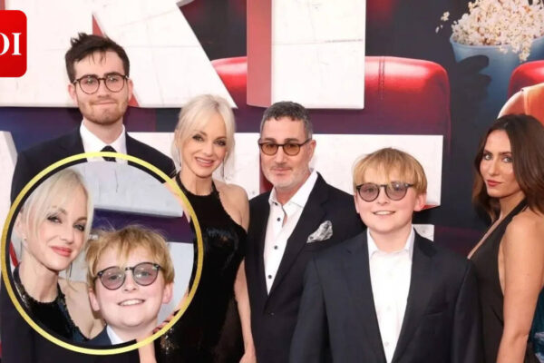 Anna Faris Hosts Star-Studded Premiere of 'Scary Movie 6' with Family |